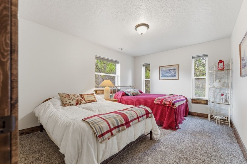 Mountain retreat with space, flexibility, and investment - photo 22