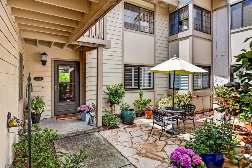 Perfection!! End unit in The Villages! Beautifully updated - photo 2