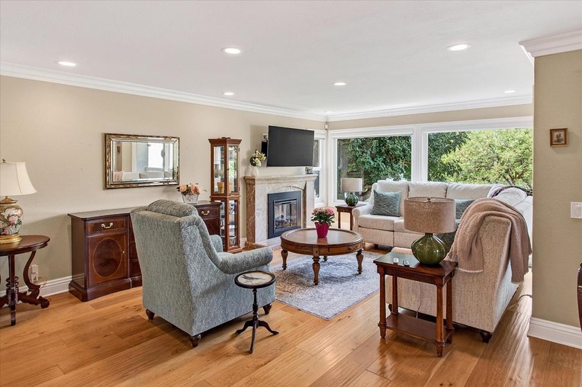 Perfection!! End unit in The Villages! Beautifully updated - photo 4