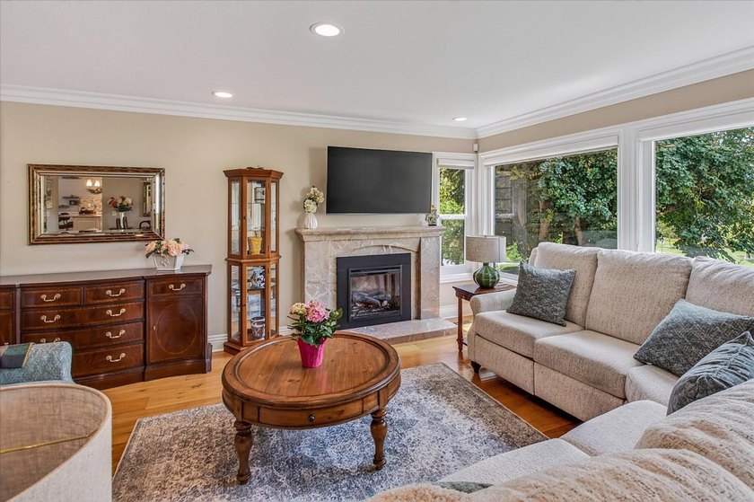 Perfection!! End unit in The Villages! Beautifully updated - photo 5
