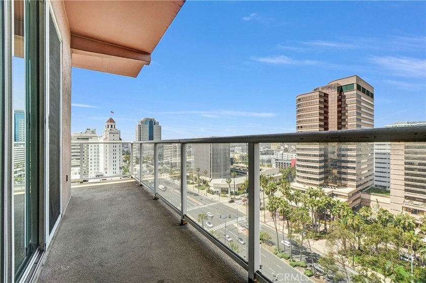 Welcome to the Aqua Towers, where luxury living meets - photo 3
