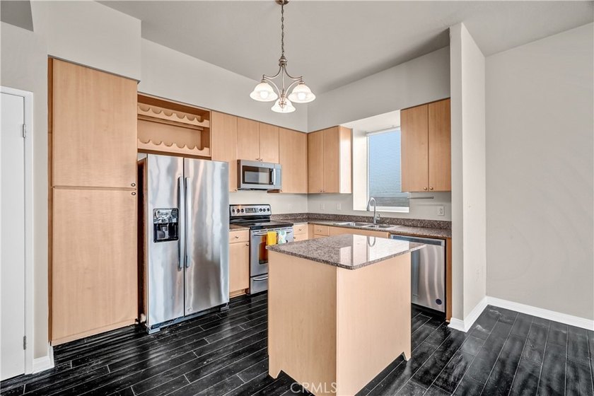 Welcome to the Aqua Towers, where luxury living meets - photo 7