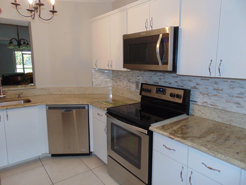 FIRST FLOOR. MOVE IN READY. COVERED PARKING. IMMACULATE JUMBO - photo 4