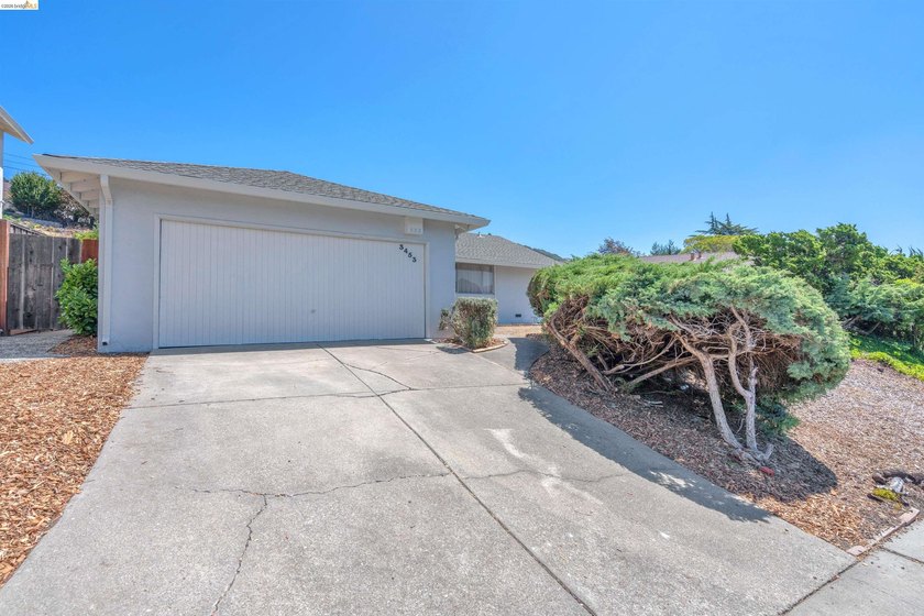 Charming upper May Valley 3 bedroom/ 2 bath home with a - photo 2