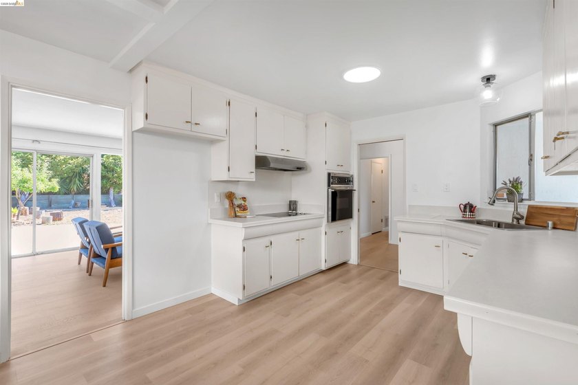 Charming upper May Valley 3 bedroom/ 2 bath home with a - photo 6