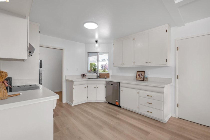 Charming upper May Valley 3 bedroom/ 2 bath home with a - photo 7