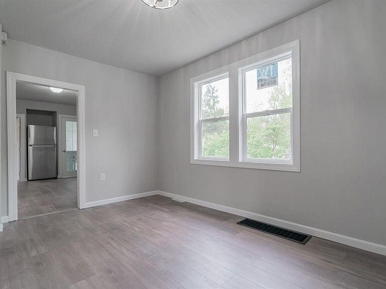 Great home for a first-time buyer or investor, conveniently - photo 5