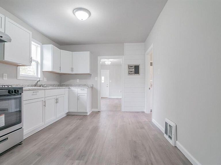Great home for a first-time buyer or investor, conveniently - photo 6