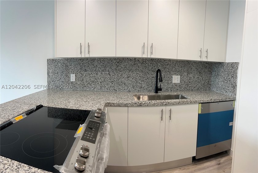 Welcome to your own slice of paradise! Bay Vista Towers is - photo 6