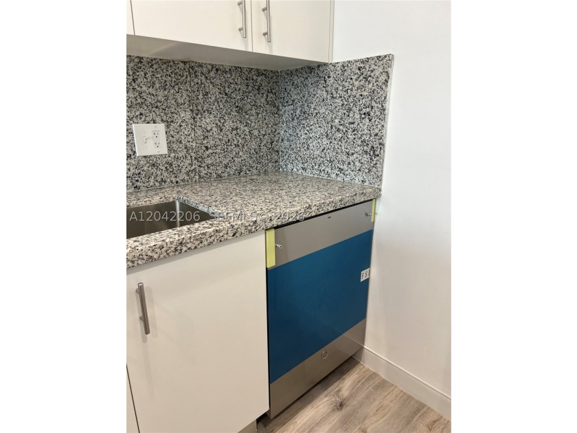 Welcome to your own slice of paradise! Bay Vista Towers is - photo 8