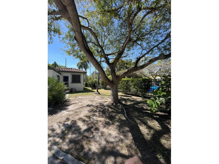 Welcome to this charming single-story residence in Brickell - photo 2