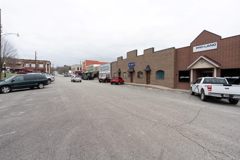 Large commercial building on the courthouse square in Heber - photo 3