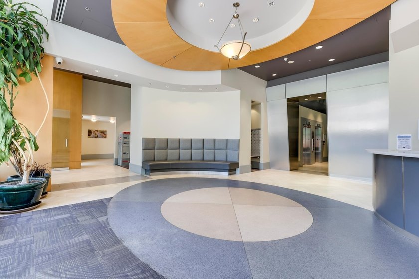 Bright &amp; beautifully updated 3-bedroom townhome with a private - photo 3
