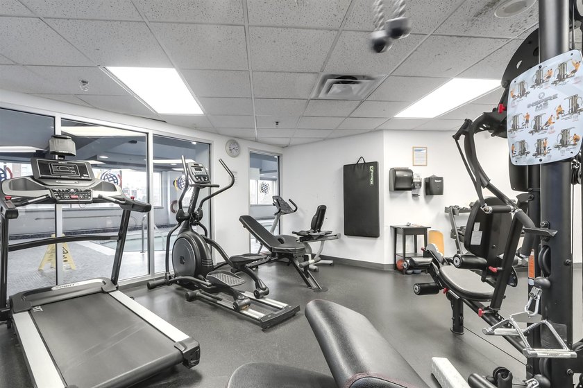 Bright &amp; beautifully updated 3-bedroom townhome with a private - photo 6