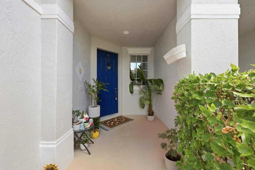 Move-In Ready 3-Bedroom Townhome! Freshly painted and - photo 3