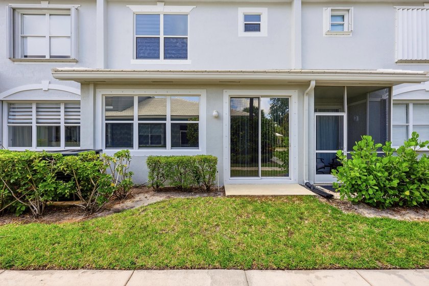 Move-In Ready 3-Bedroom Townhome! Freshly painted and - photo 4