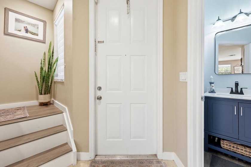 Move-In Ready 3-Bedroom Townhome! Freshly painted and - photo 5