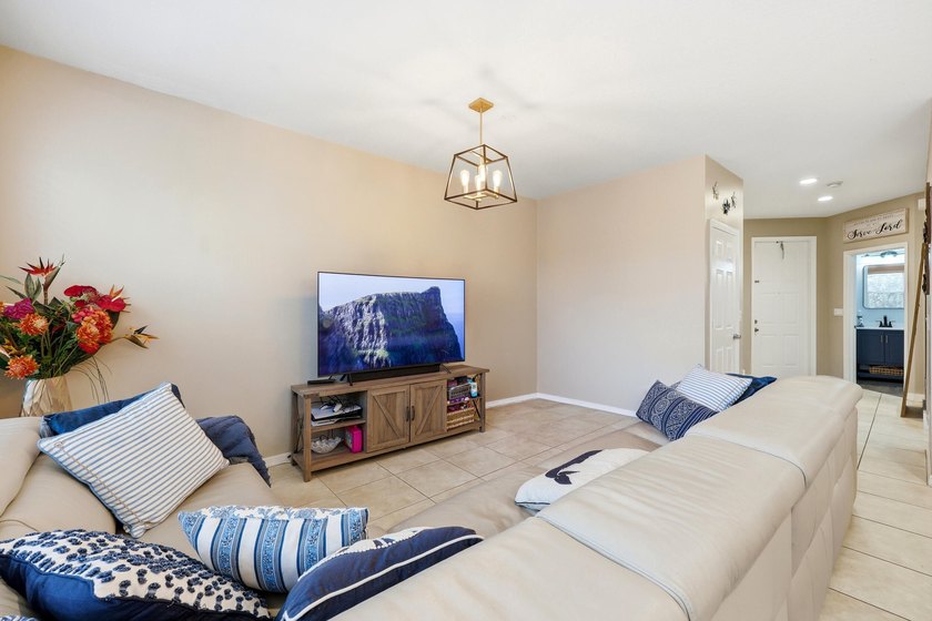 Move-In Ready 3-Bedroom Townhome! Freshly painted and - photo 8
