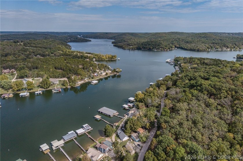 Escape to the quieter side of the Lake in this beautifully - photo 31