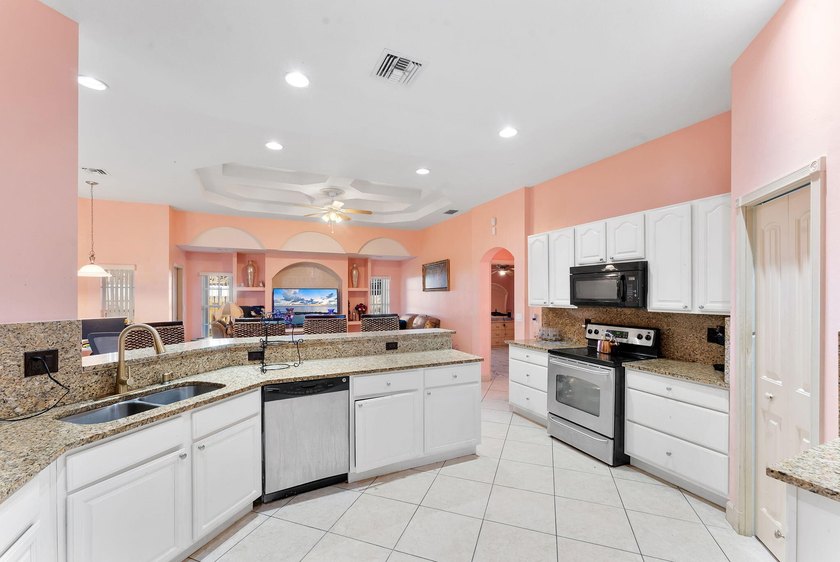 Spacious and well-maintained 3-bedroom, 2-bathroom home offering - photo 3