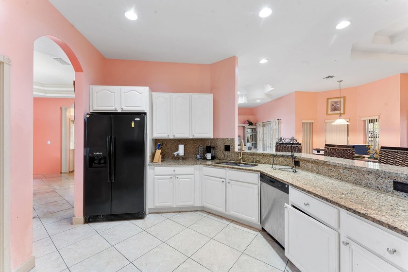 Spacious and well-maintained 3-bedroom, 2-bathroom home offering - photo 4