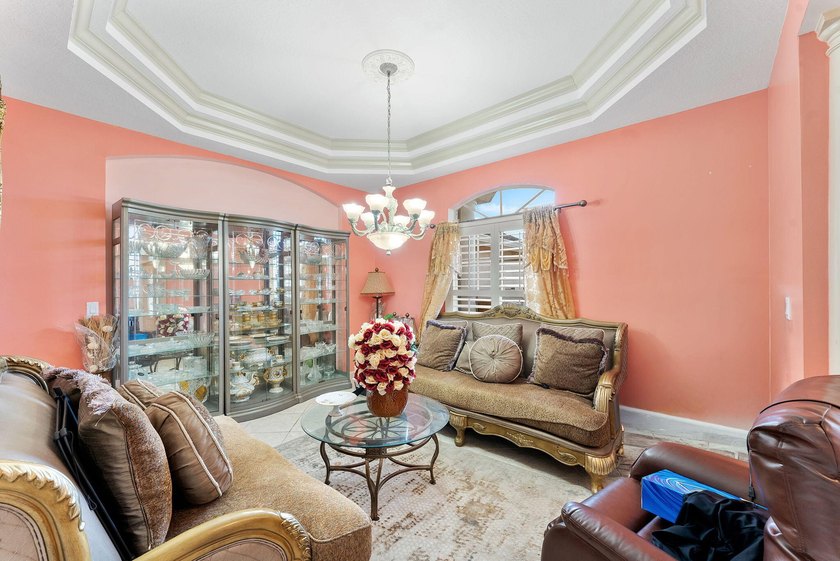 Spacious and well-maintained 3-bedroom, 2-bathroom home offering - photo 6