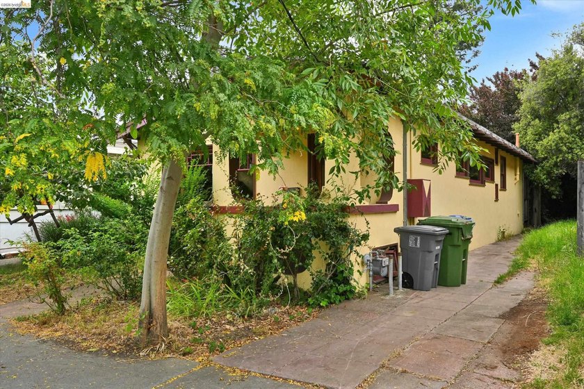Located in the heart of South Berkeley, this property presents - photo 2