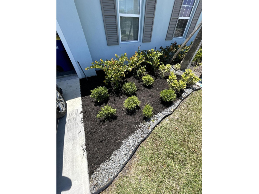 This immaculate Freshly painted 3-bedroom, 2-bathroom and a 2 - photo 2