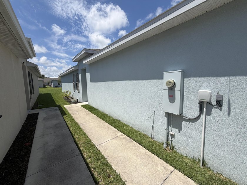 This immaculate Freshly painted 3-bedroom, 2-bathroom and a 2 - photo 3