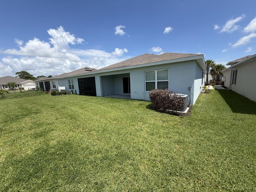 This immaculate Freshly painted 3-bedroom, 2-bathroom and a 2 - photo 5