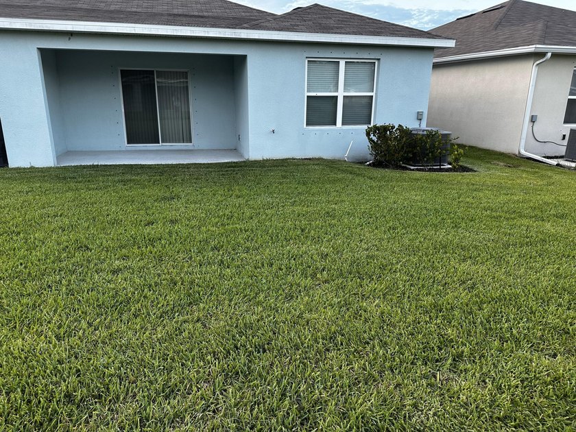 This immaculate Freshly painted 3-bedroom, 2-bathroom and a 2 - photo 6