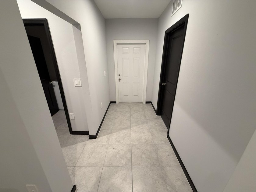 This immaculate Freshly painted 3-bedroom, 2-bathroom and a 2 - photo 7