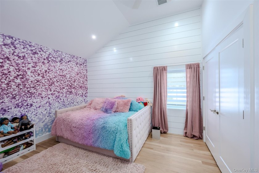Your Dream Home Awaits!! Custom Ranch Renovated And Meticulously - photo 22
