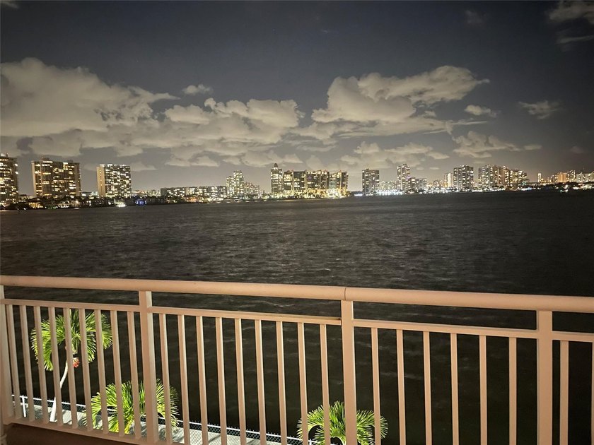 Beautiful 2/2 with unbelievable Intercoastal views right outside - photo 3