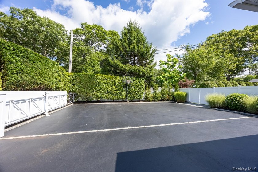 Your Dream Home Awaits!! Custom Ranch Renovated And Meticulously - photo 48