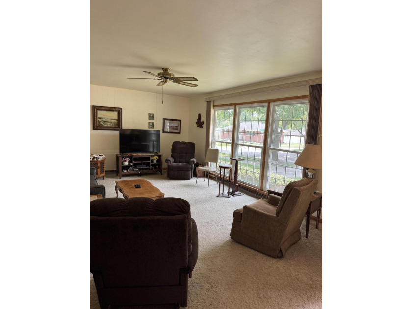 Charming brick ranch in the heart of Hobart. Hardwood floors - photo 3