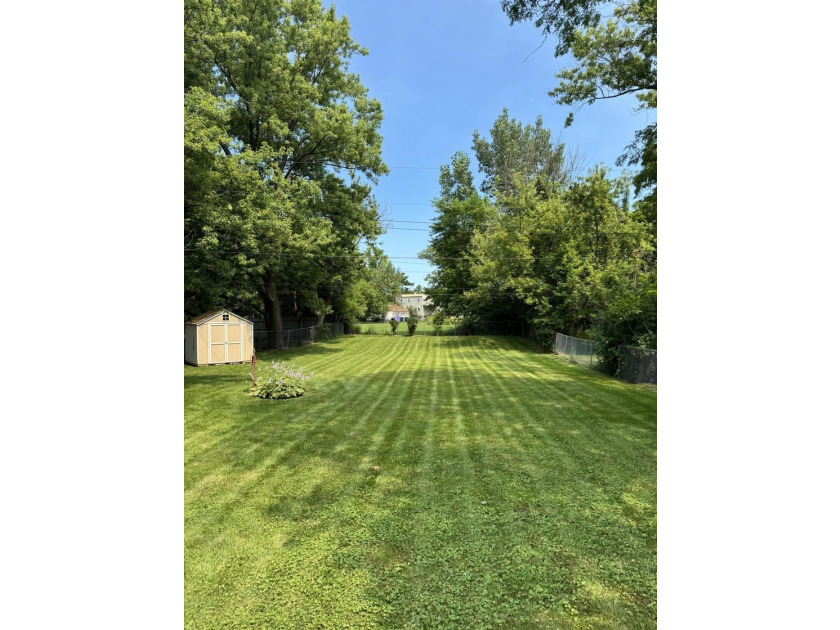 Charming brick ranch in the heart of Hobart. Hardwood floors - photo 4