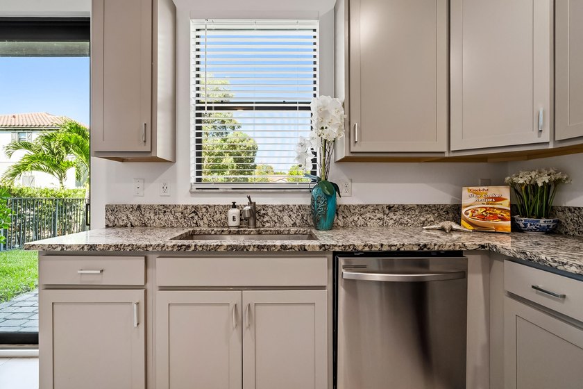 Welcome to this charming 4-bedroom, 3.5-bathroom townhouse in - photo 12