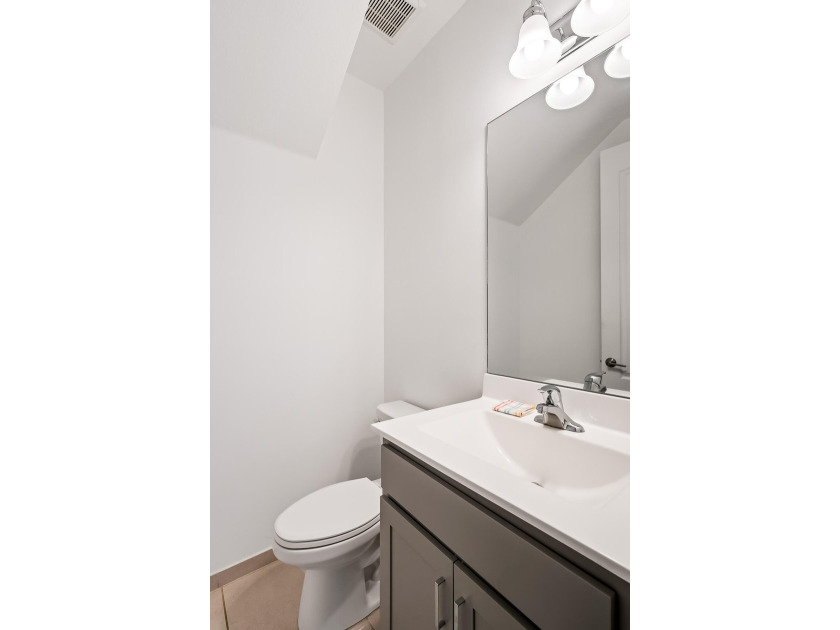 Welcome to this charming 4-bedroom, 3.5-bathroom townhouse in - photo 14