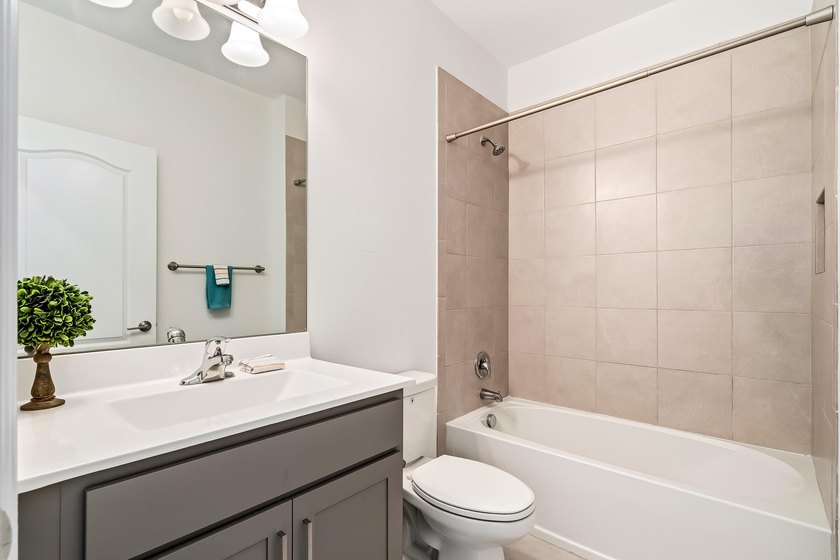 Welcome to this charming 4-bedroom, 3.5-bathroom townhouse in - photo 17