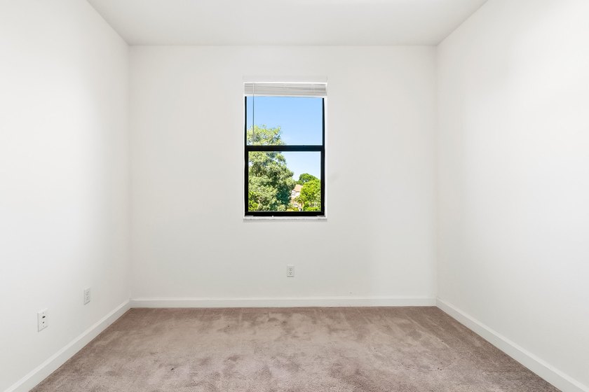 Welcome to this charming 4-bedroom, 3.5-bathroom townhouse in - photo 21