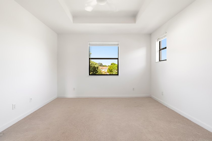 Welcome to this charming 4-bedroom, 3.5-bathroom townhouse in - photo 24