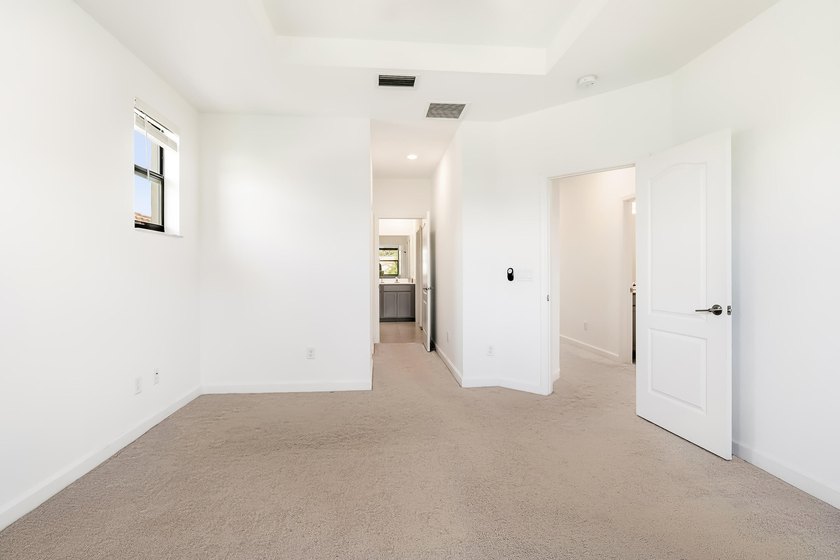 Welcome to this charming 4-bedroom, 3.5-bathroom townhouse in - photo 25