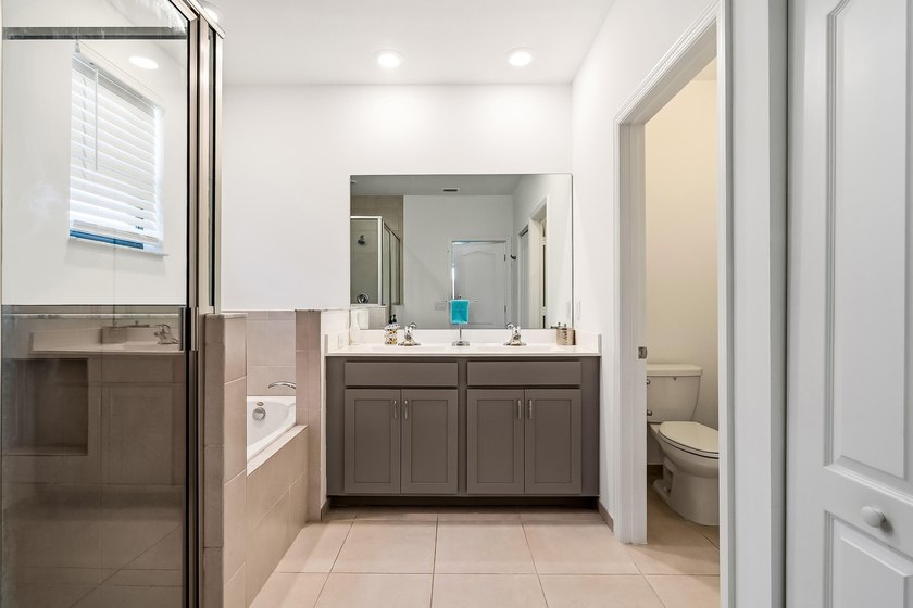 Welcome to this charming 4-bedroom, 3.5-bathroom townhouse in - photo 26