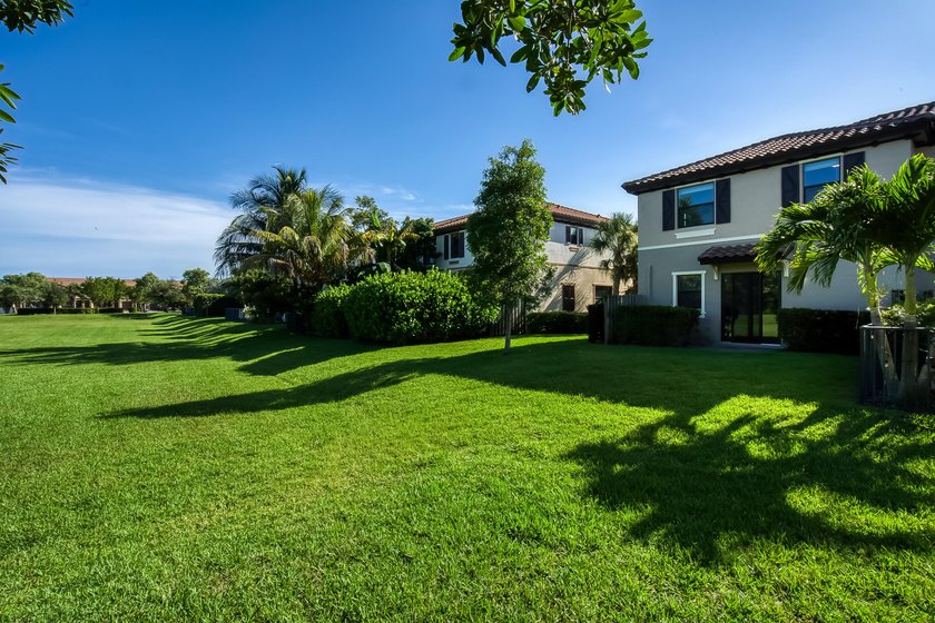 Welcome to this charming 4-bedroom, 3.5-bathroom townhouse in - photo 30