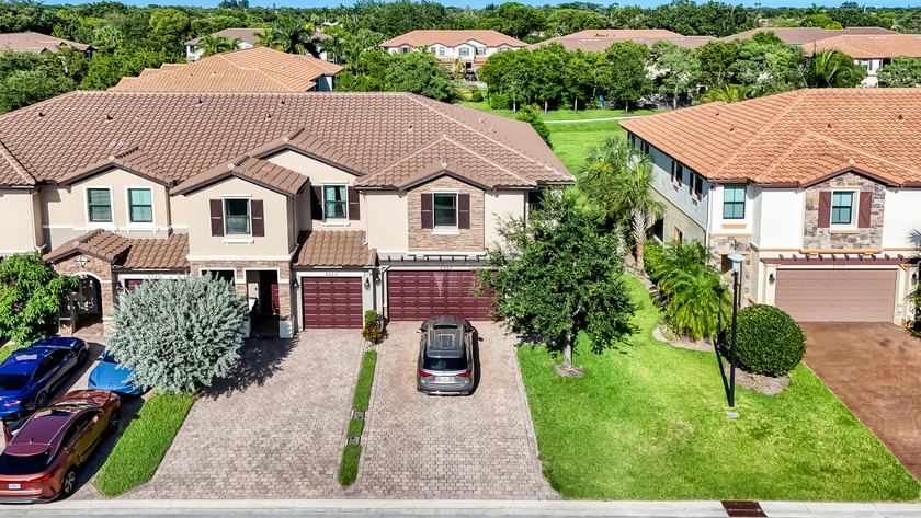 Welcome to this charming 4-bedroom, 3.5-bathroom townhouse in - photo 34