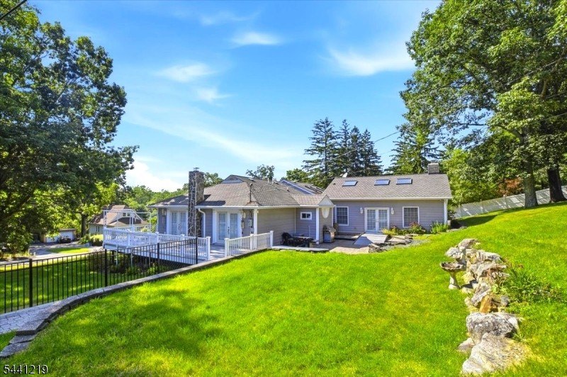 Welcome to this Custom 3 bedroom, 2 bathroom Expanded ranch in - photo 7