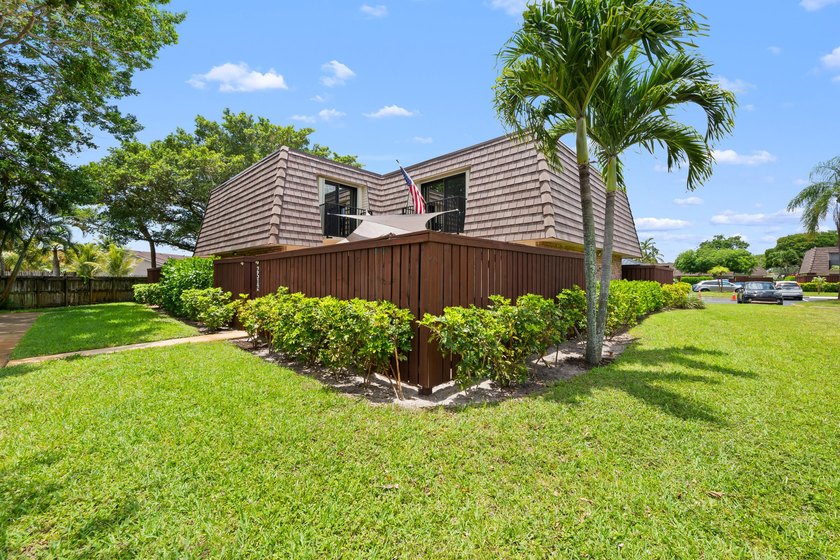 Tastefully Renovated &amp; Move-In Ready 2BR/2.5BA Townhome in - photo 2