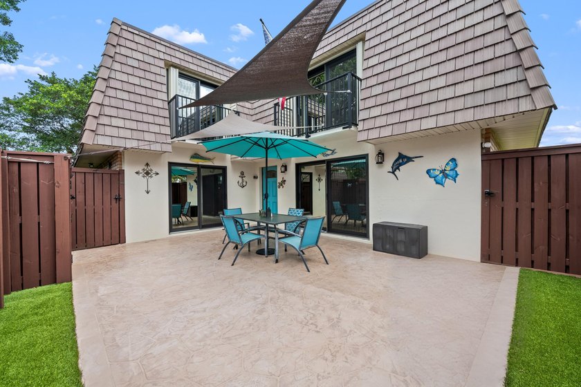 Tastefully Renovated &amp; Move-In Ready 2BR/2.5BA Townhome in - photo 3