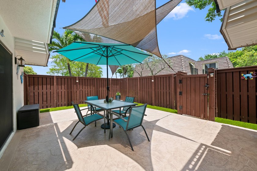 Tastefully Renovated &amp; Move-In Ready 2BR/2.5BA Townhome in - photo 4